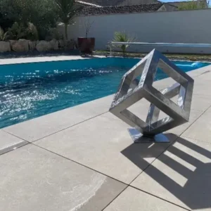 Escultura de acero jaspeado lacado trasparente medida 800 x 800